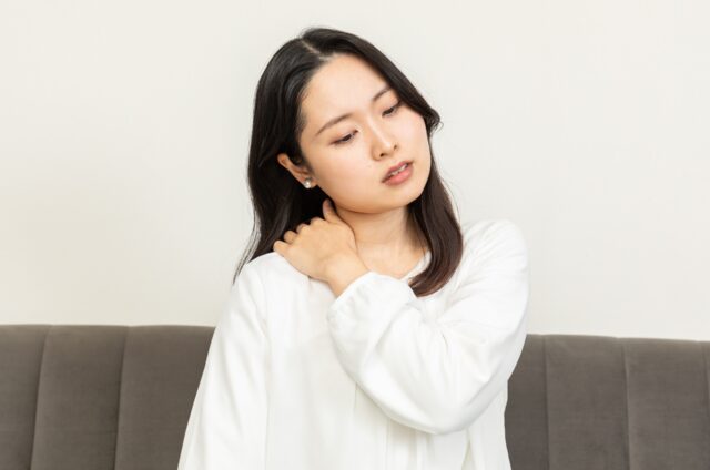 肩こりに悩む女性