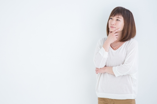 悩む女性